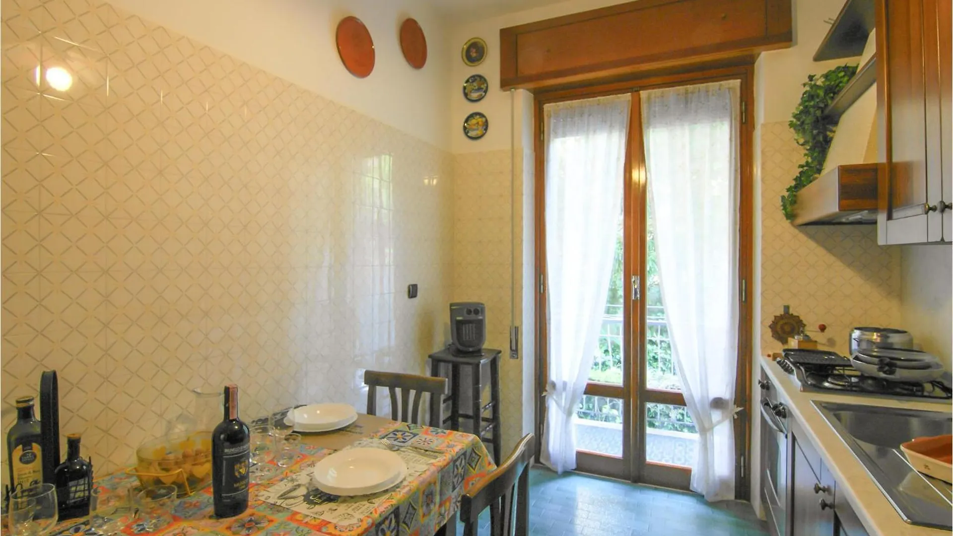Gorgeous Apartment In Chiavari With Kitchen